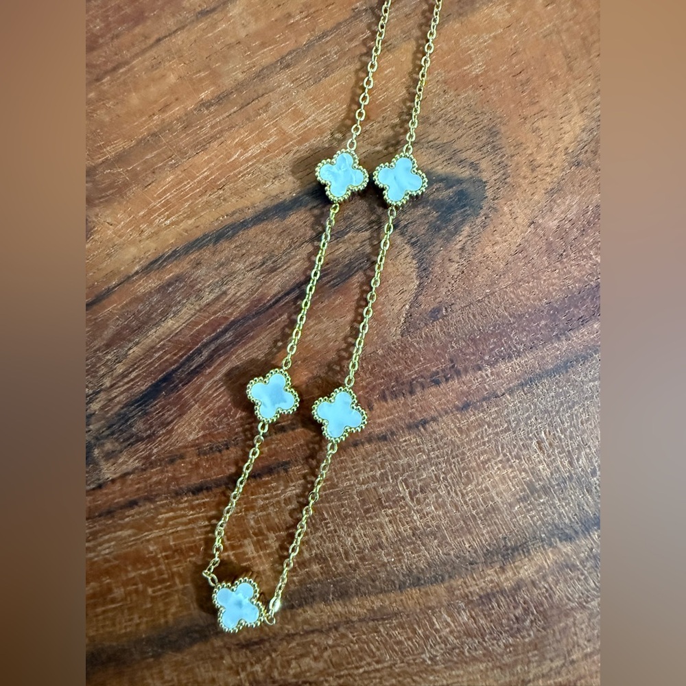 NWT Women’s Gold Stainless Steel 5 White Motif Necklace Minimalist Clover Gift - Picture 9 of 10